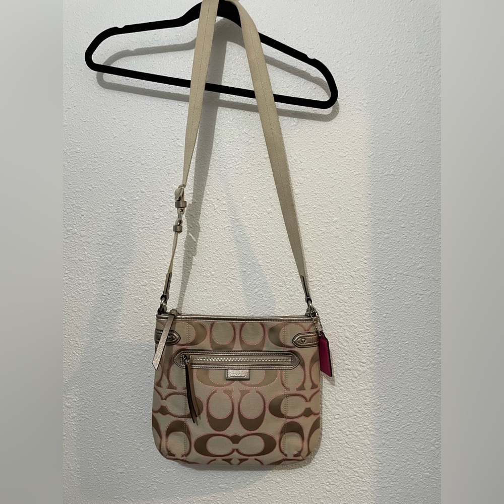 DAISY OUTLINE SIGNATURE PINK METALLIC ADJUSTABLE LOGO COACH CROSSBODY (F23913)